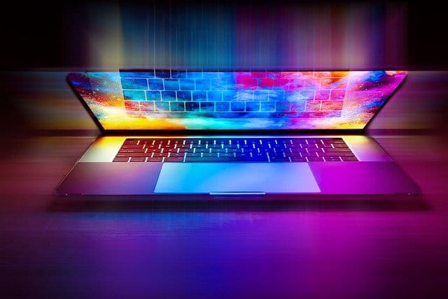 Hologramme-humain-ordinateur